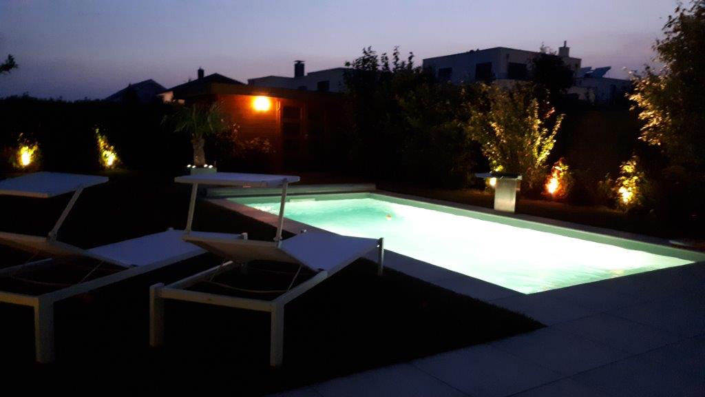 Pool Poolbau Schwimmbadbau Beleuchtet Nachts Pooldesign Terrasse Bau Terrassengestaltung Rollrasen Guido Killen Bergisches Steindesign